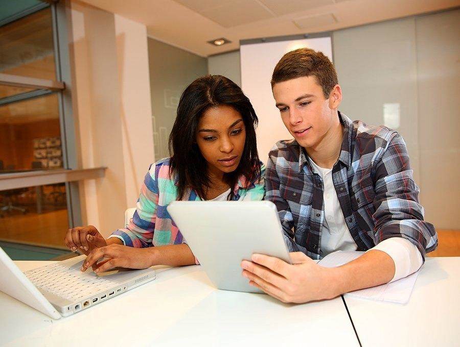 Étudiant préparant le GRE ou le GMAT